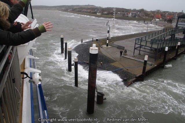 Veerboot Vlieland meert aan met storm aan de veerdam