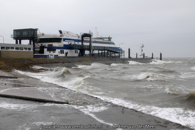 Veerboot Vlieland met storm aan de veerdam