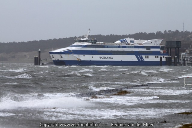 Veerboot Vlieland met storm aan de veerdam